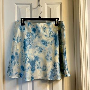 🌟🌟 silk-like mini skirt, light blue and white tie dye like or cloud print
